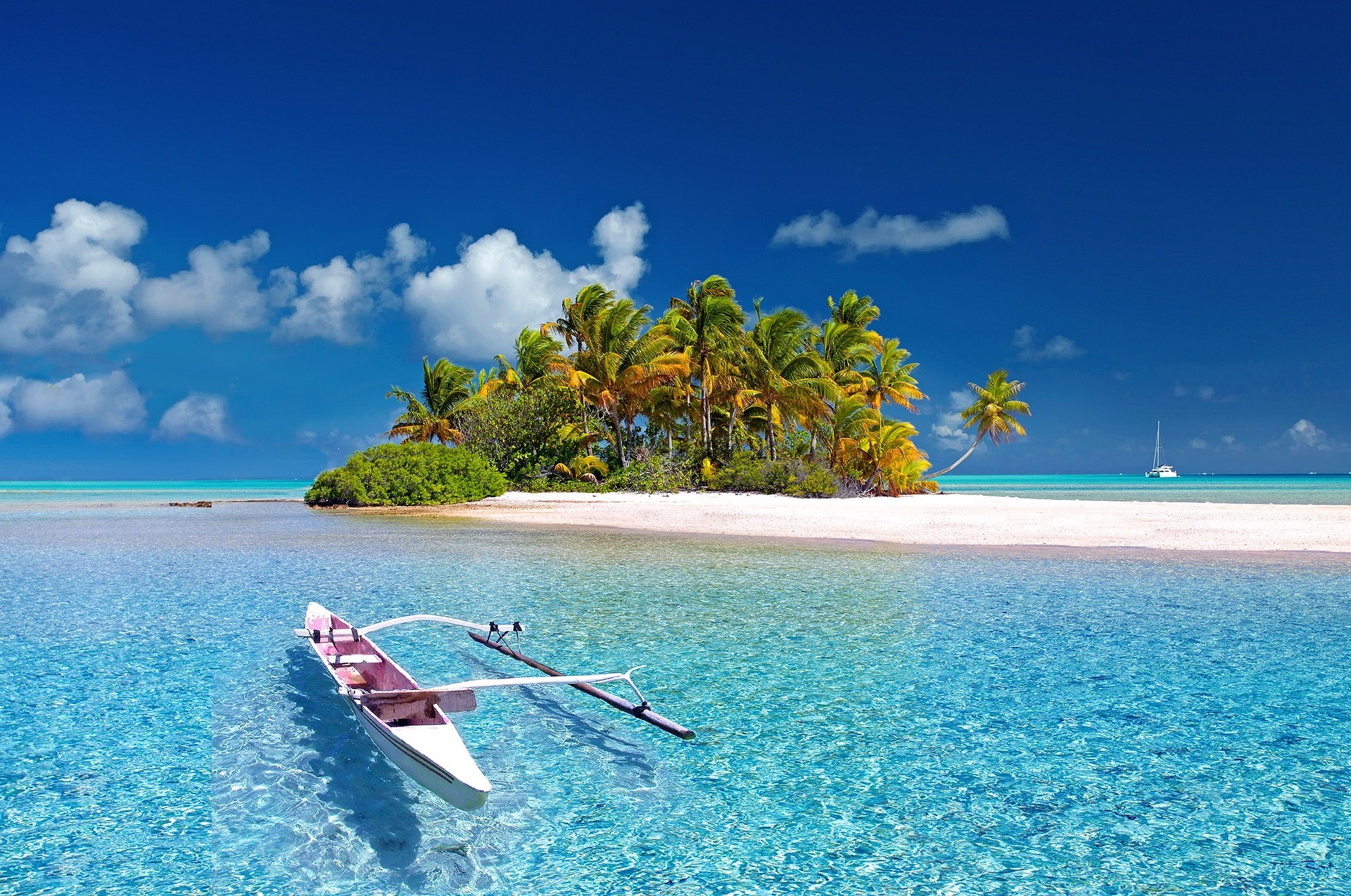 Tropische Lagune mit Boot. Klappt es nicht mit dem Urlaub, hilft ein Anwalt für Reiserecht.