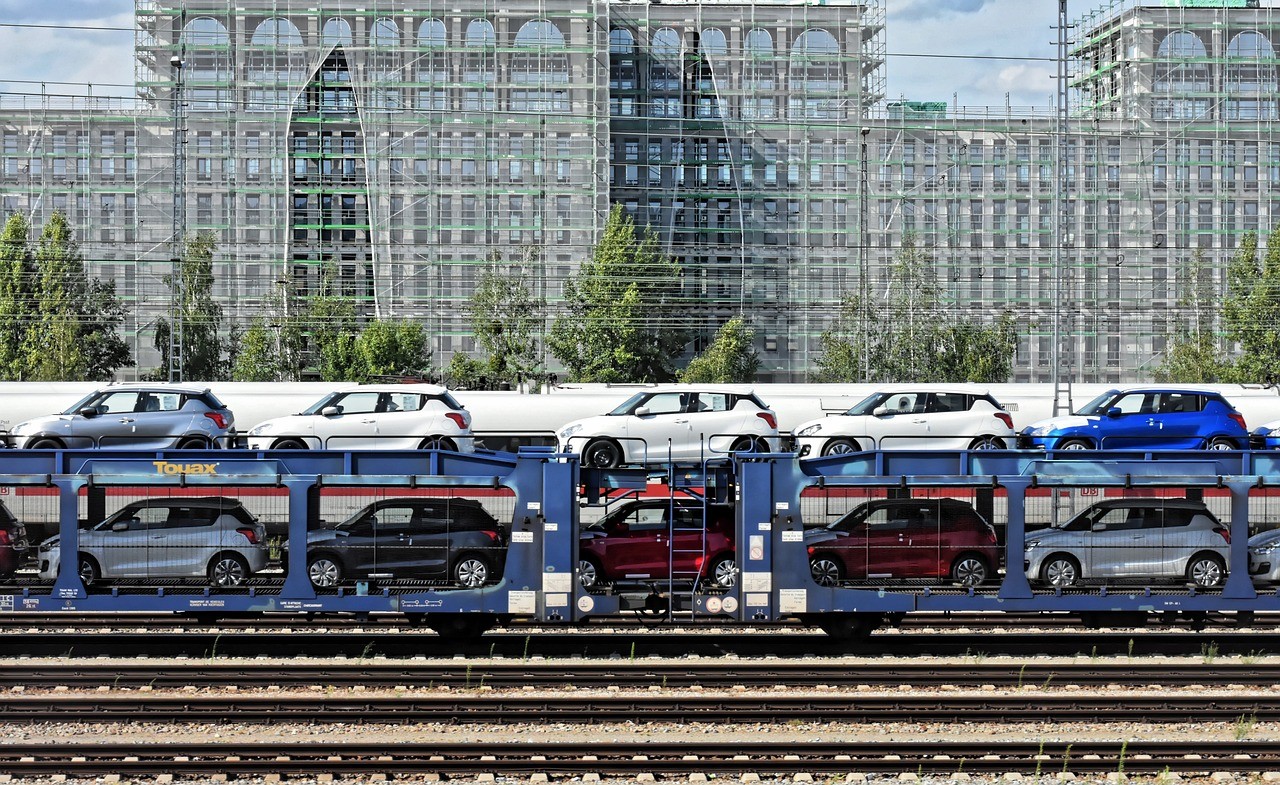 Neuwagen auf einem Autozug. Für neue Autos gibt es Gewährleistung und oft auch Garantie.